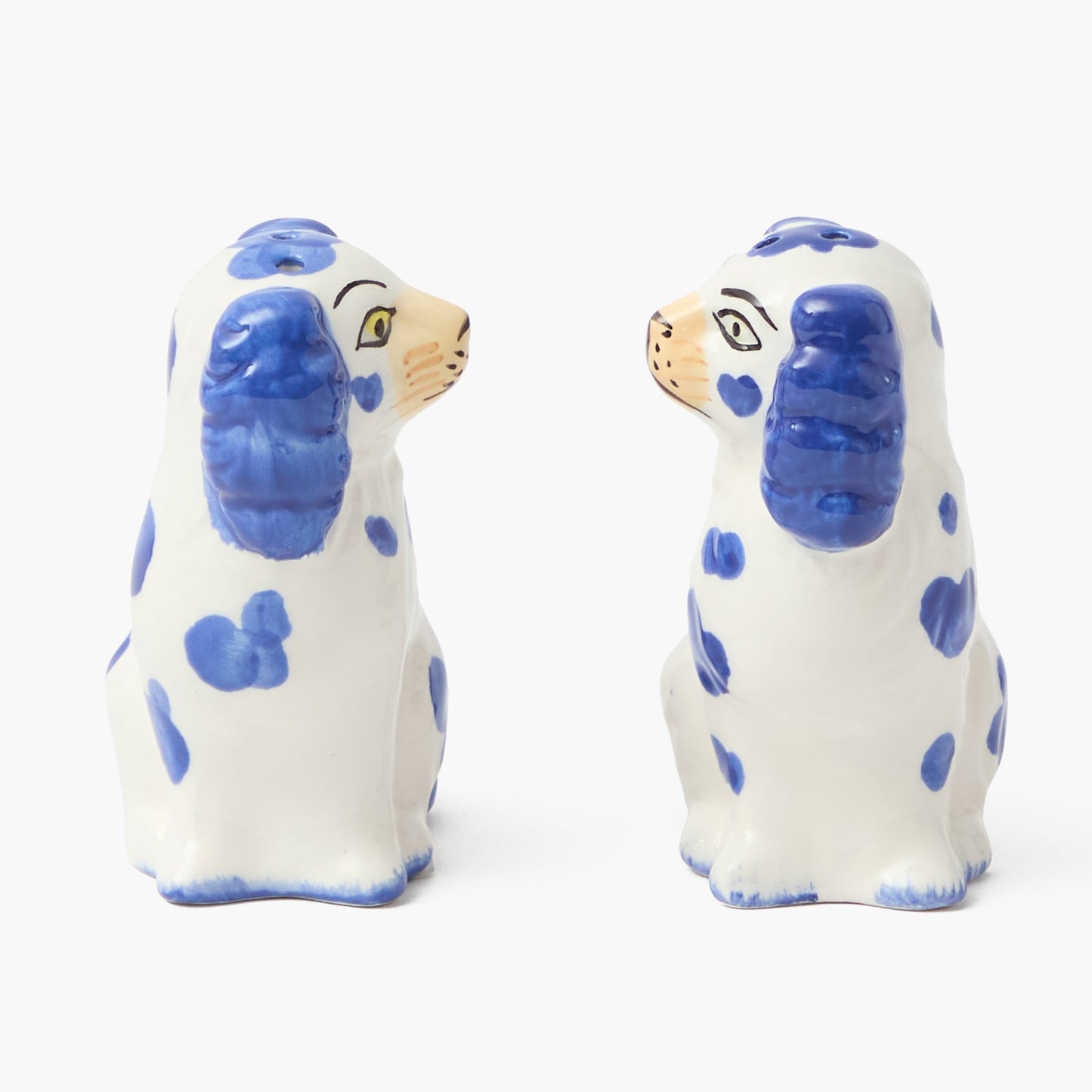Sale e pepe a forma di cane Staffordshire blu