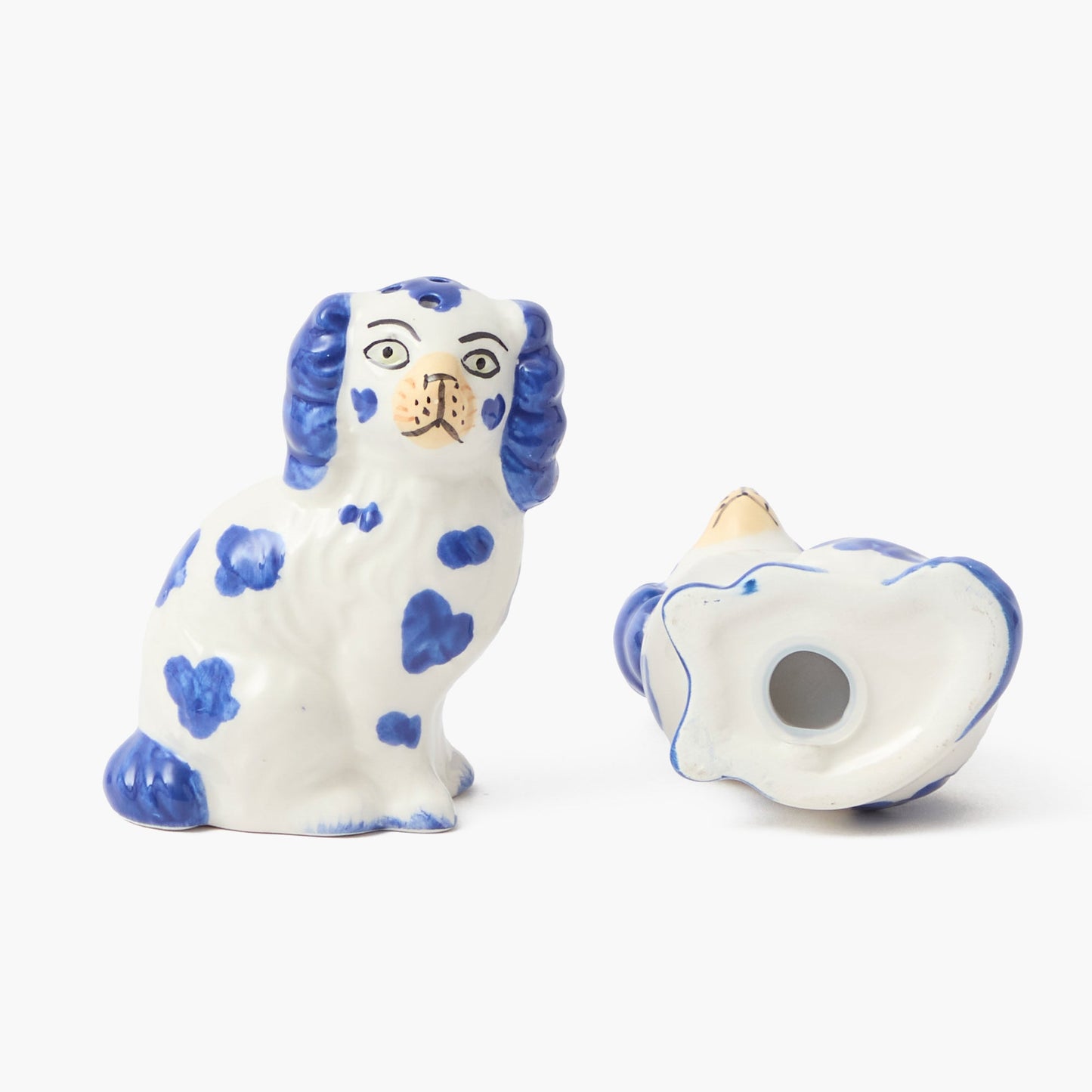 Sale e pepe a forma di cane Staffordshire blu