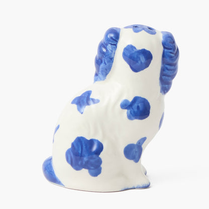 Sale e pepe a forma di cane Staffordshire blu