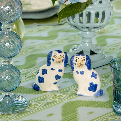 Sale e pepe a forma di cane Staffordshire blu
