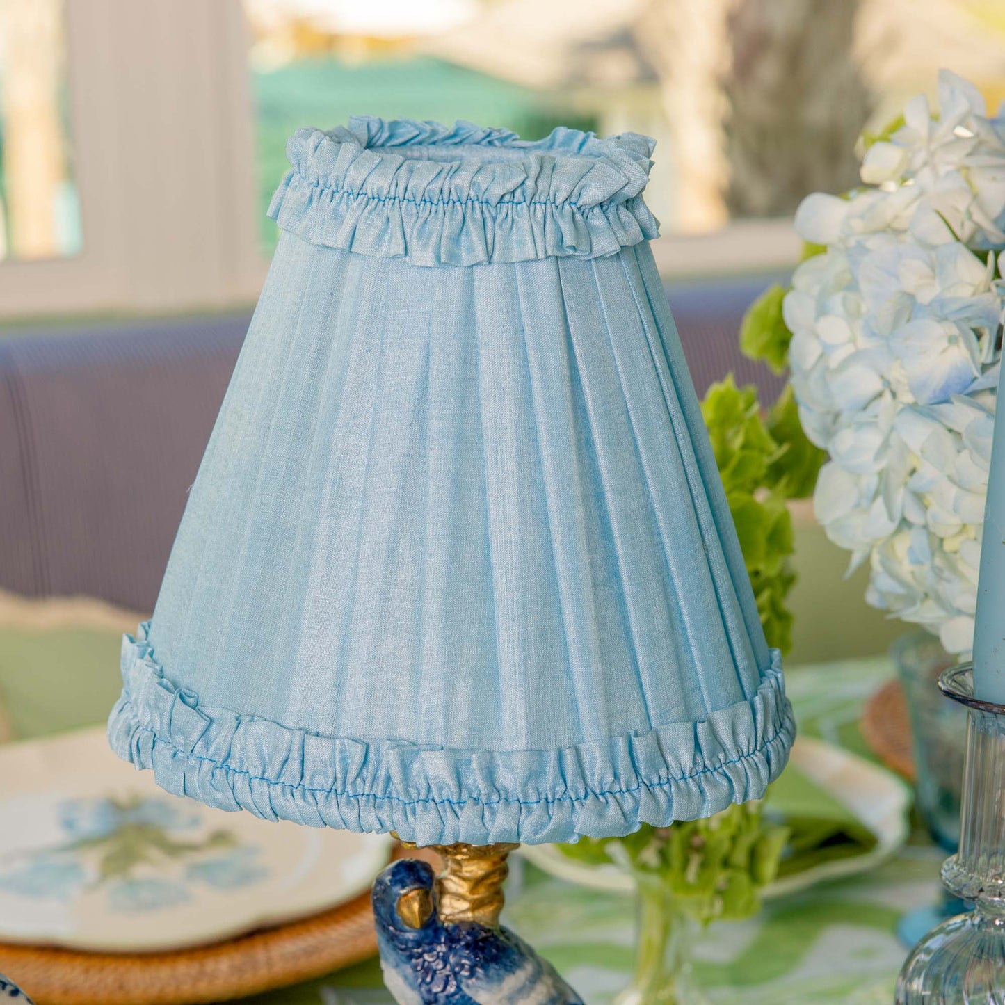 Paralume con volant in seta blu morbido (18 cm)