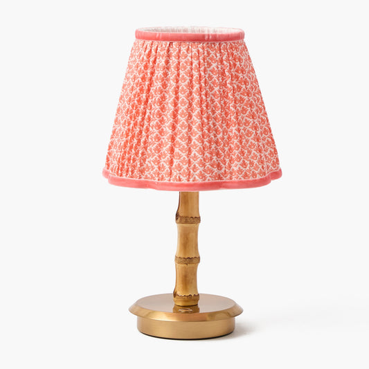 Lampada ricaricabile corta in bambù con paralume in loto corallo (18 cm)