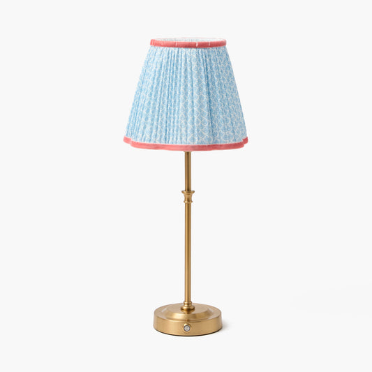 Lampada ricaricabile Edie Tall con paralume in loto blu e corallo (18 cm)