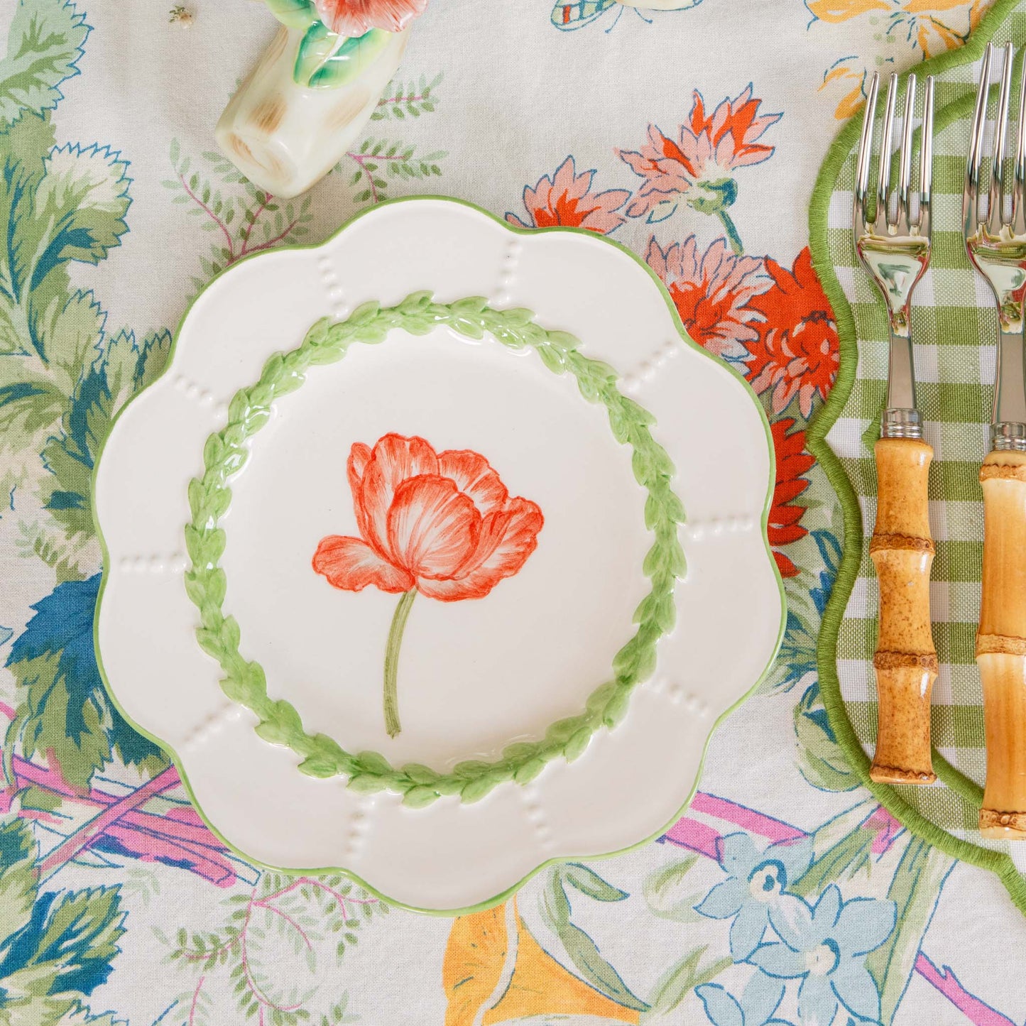 Piatto di antipasti con tulipani di alloro verde