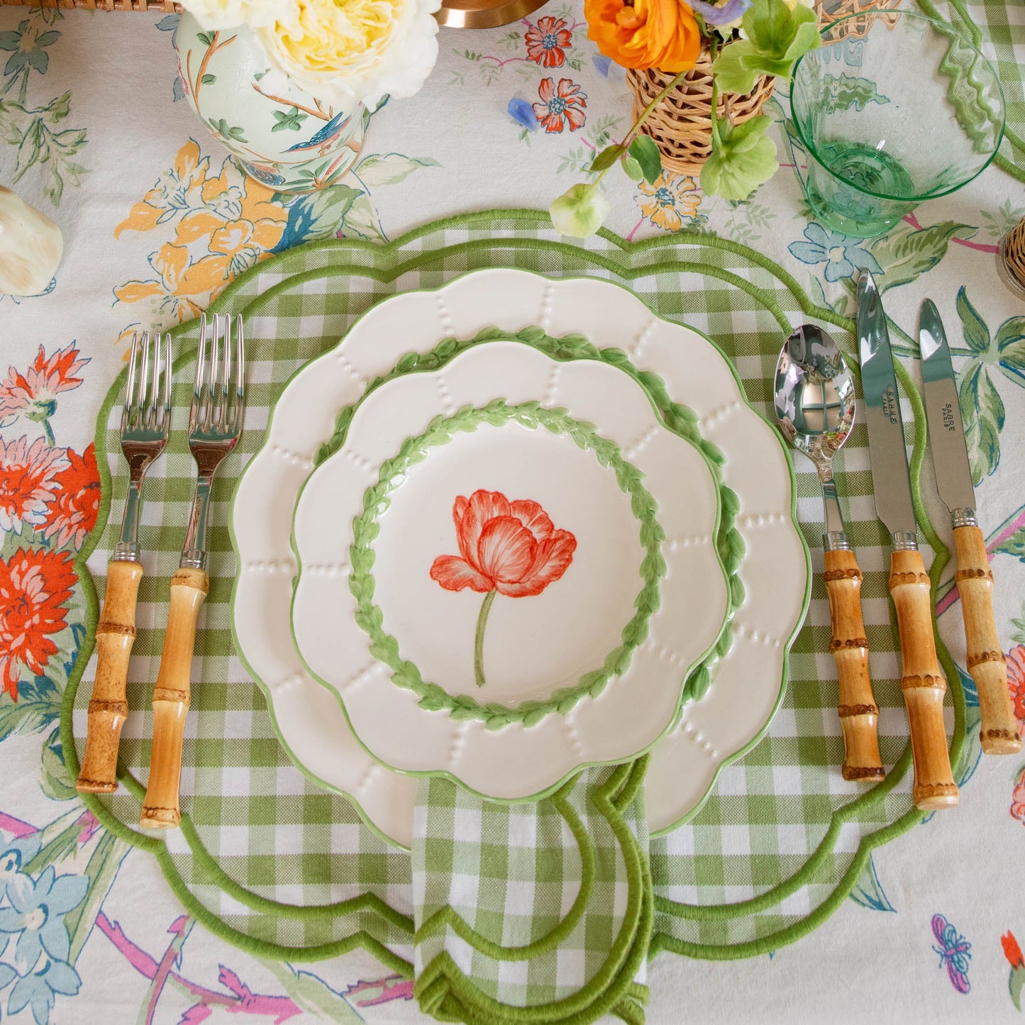 Piatto di antipasti con tulipani di alloro verde