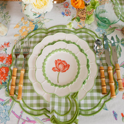 Piatto di antipasti con tulipani di alloro verde
