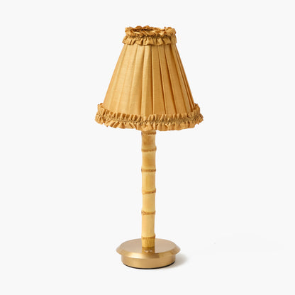 Lampada ricaricabile in bambù con paralume in seta color caramello (18 cm)