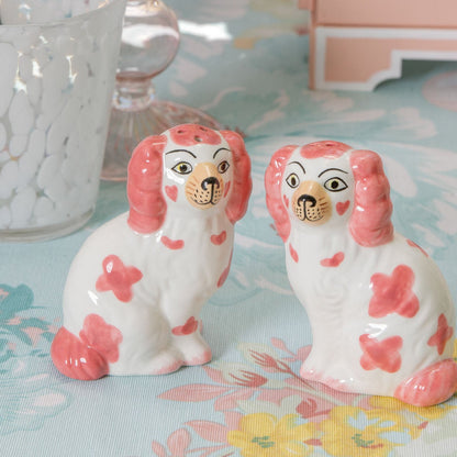 Saliera e pepiera rosa a forma di cane Staffordshire
