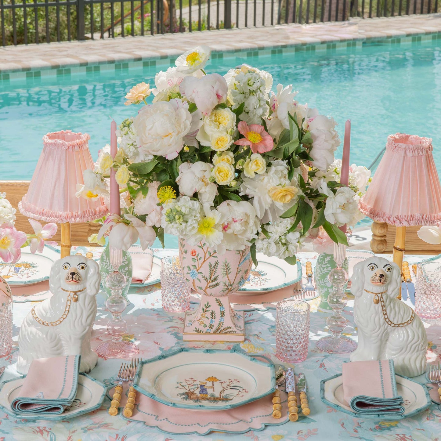 Piccolo vaso urna in stile chinoiserie rosa