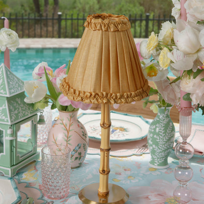 Lampada ricaricabile in bambù con paralume in seta color caramello (18 cm)