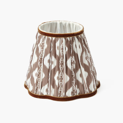 Lampada ricaricabile in bambù bruciato con paralume in ikat color cioccolato (18 cm)