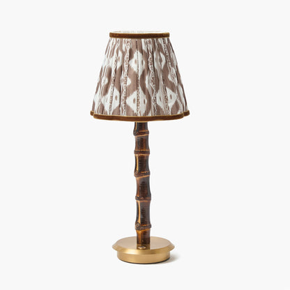 Lampada ricaricabile in bambù bruciato con paralume in ikat color cioccolato (18 cm)