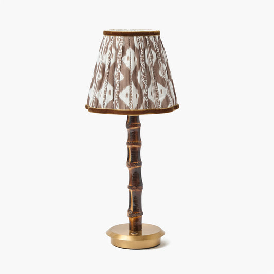 Lampada ricaricabile in bambù bruciato con paralume in ikat color cioccolato (18 cm)