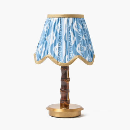 Lampada ricaricabile in bambù bruciato corto con paralume ikat blu e stucco (18 cm)