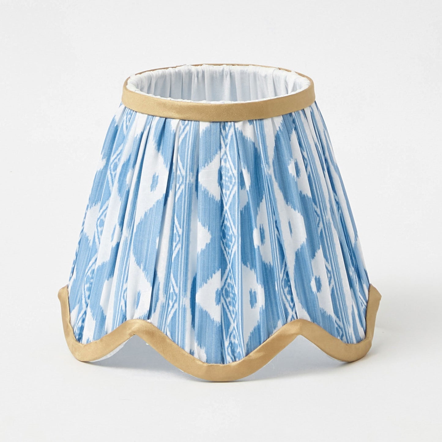 Lampada ricaricabile in bambù bruciato corto con paralume ikat blu e stucco (18 cm)