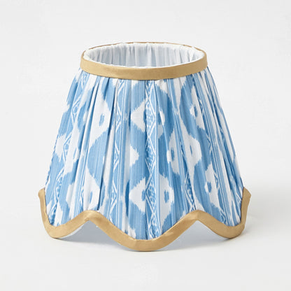Lampada ricaricabile in bambù bruciato corto con paralume ikat blu e stucco (18 cm)