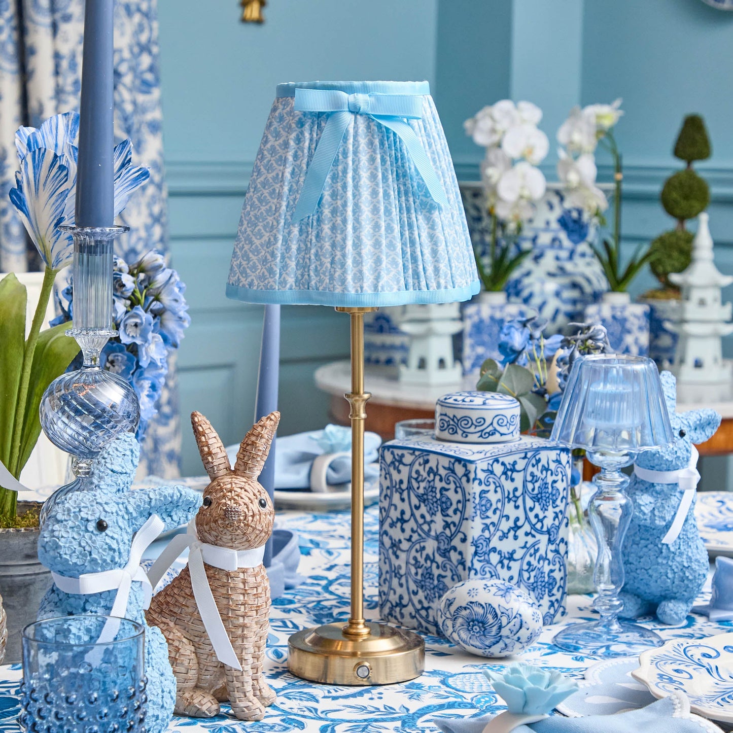 Lampada ricaricabile Edie Tall con paralume in morbido fiocco di loto blu (18 cm)