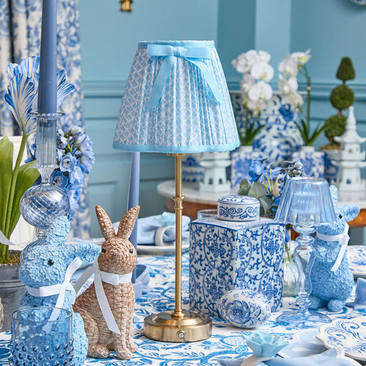 Lampada ricaricabile Edie Tall con paralume in morbido fiocco di loto blu (18 cm)