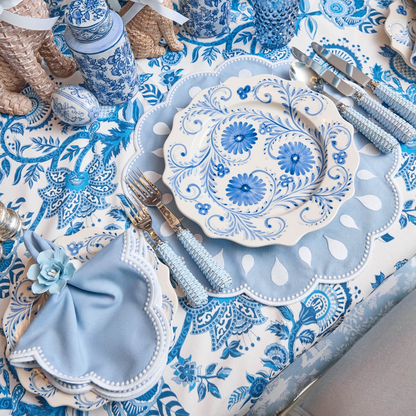 Piatto piano con fiori blu