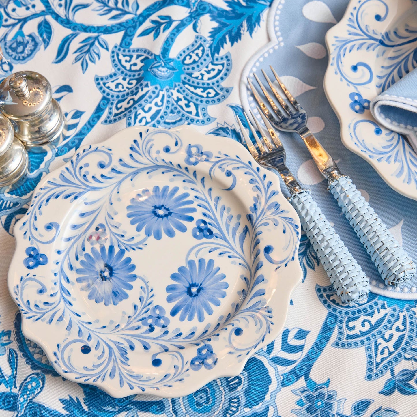 Piatto di antipasti con fiori blu