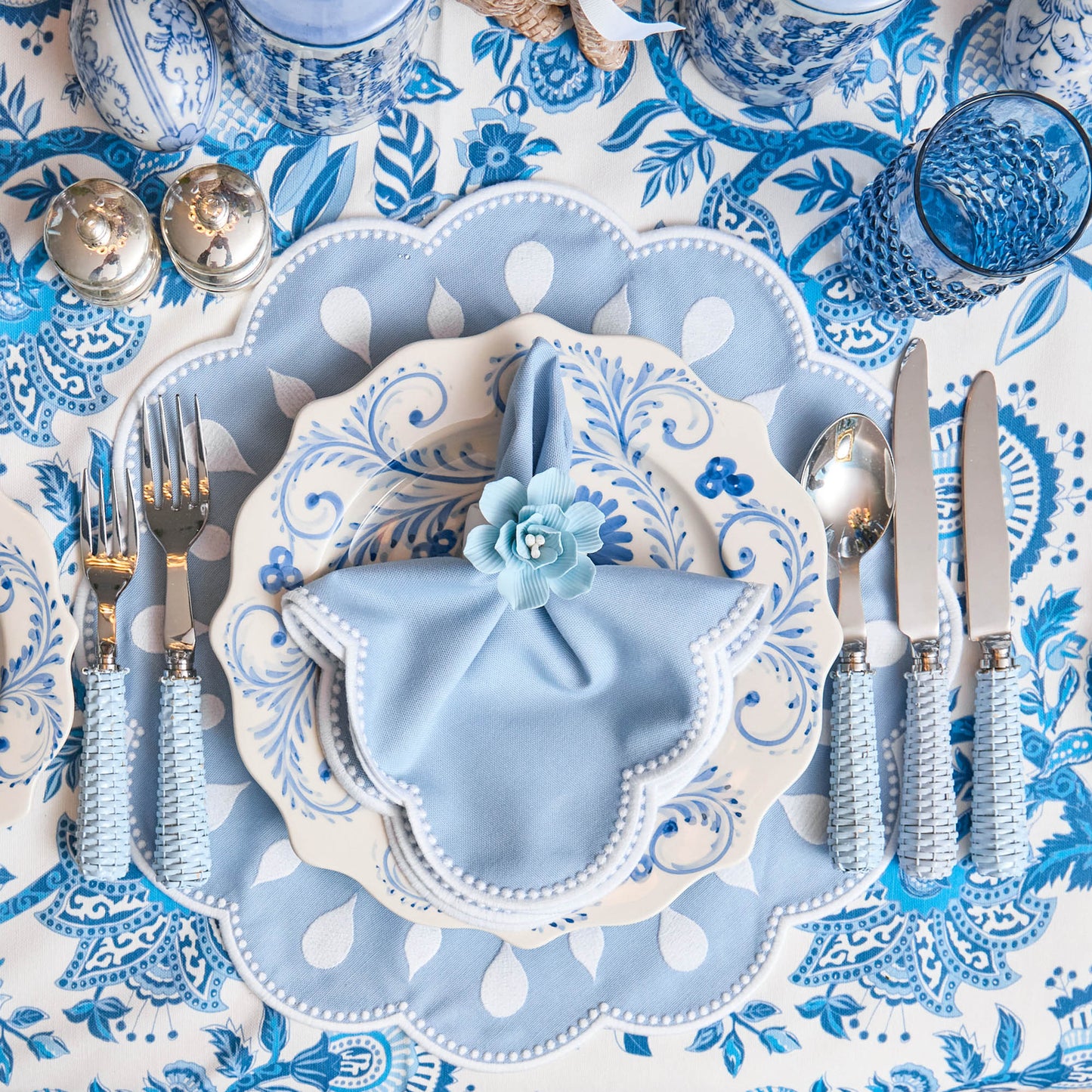 Tovagliette e tovaglioli Bettina blu e bianchi (set da 4)