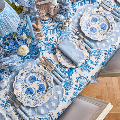 Piatto piano con fiori blu