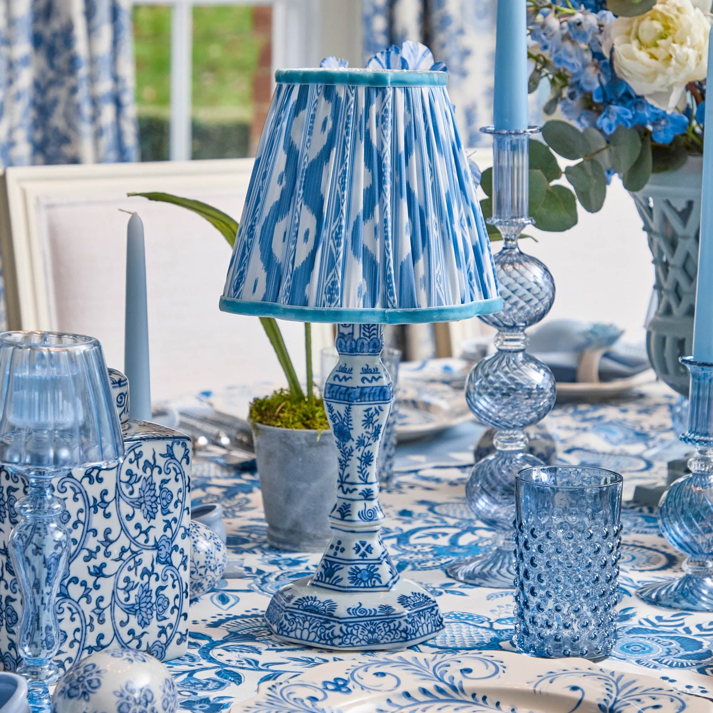 Lampada ricaricabile Serena Chinoiserie con paralume Ikat blu (18 cm)