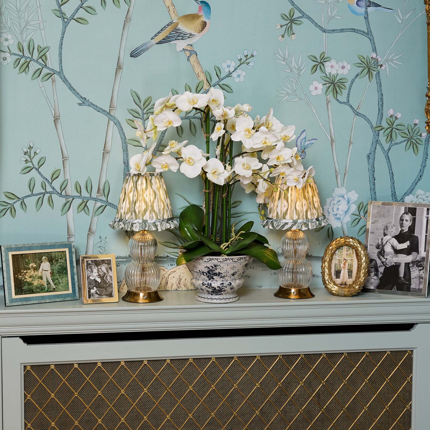Lampada ricaricabile Bardot in vetro con paralume in volant color oliva Ikat (18 cm)