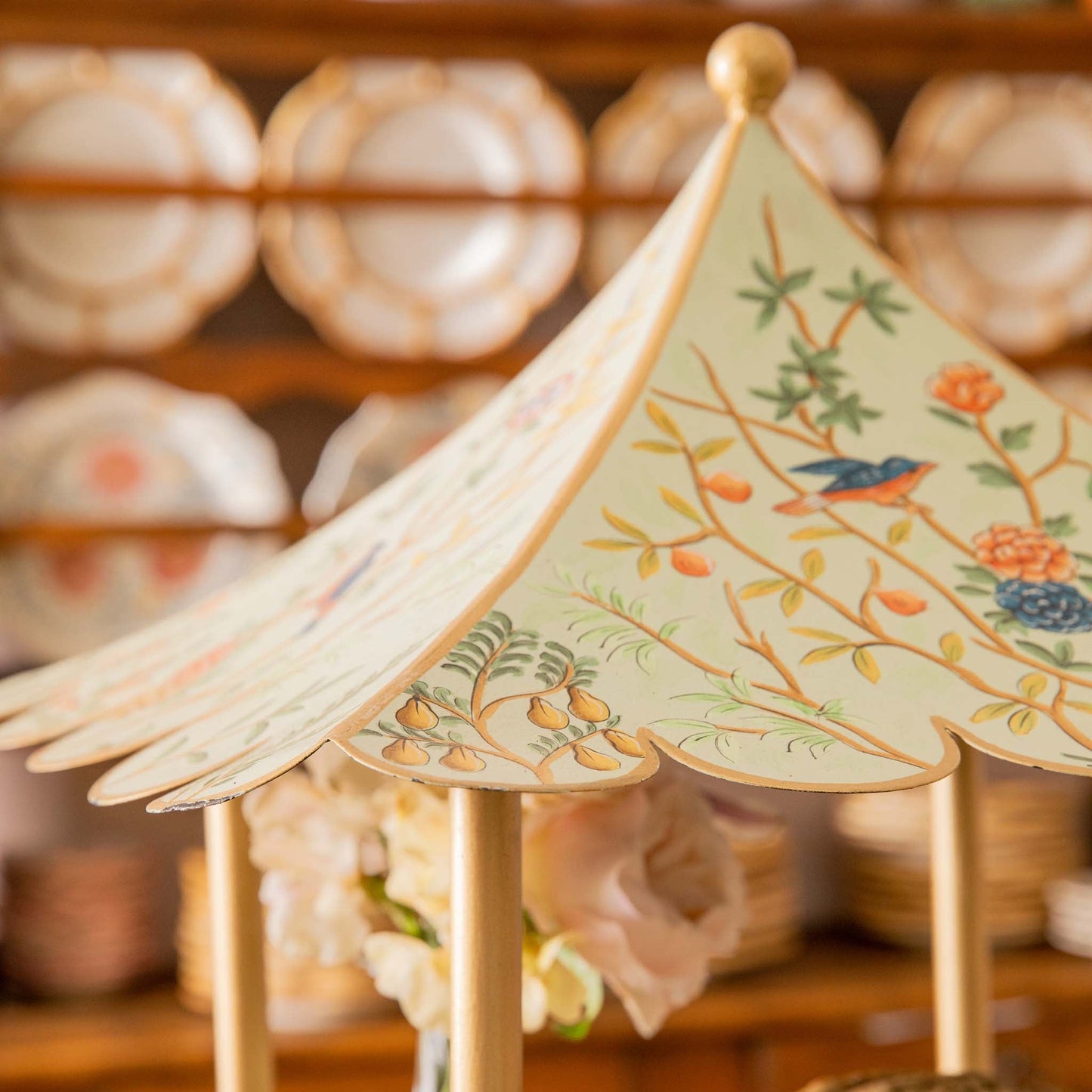 Supporto a pagoda a tre livelli in stile Chinoiserie Tole