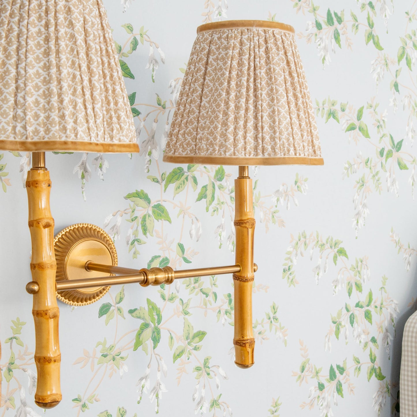 Lampada da parete doppia ricaricabile in bambù con paralumi in stucco Lotus (18 cm)