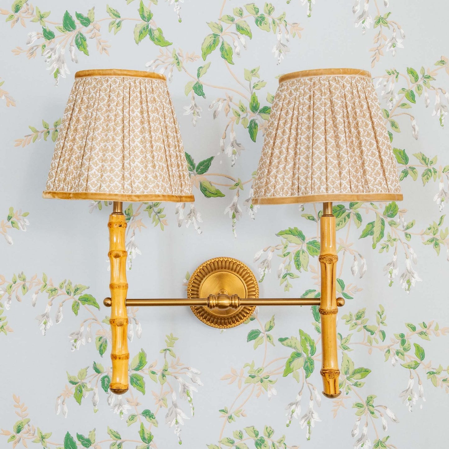 Lampada da parete doppia ricaricabile in bambù con paralumi in stucco Lotus (18 cm)