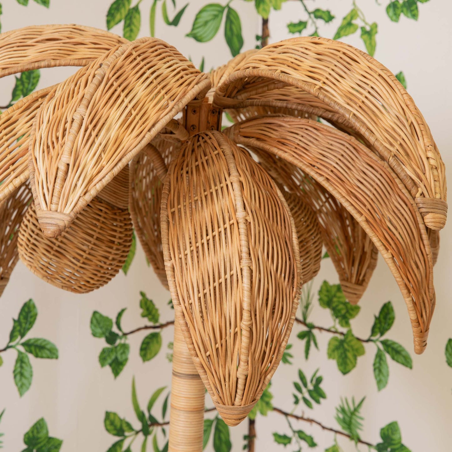 Lampada da terra in rattan con palma