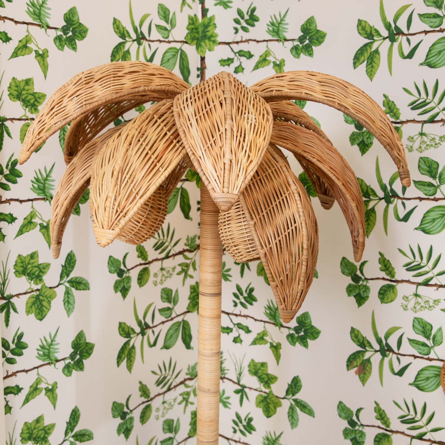 Lampada da terra in rattan con palma