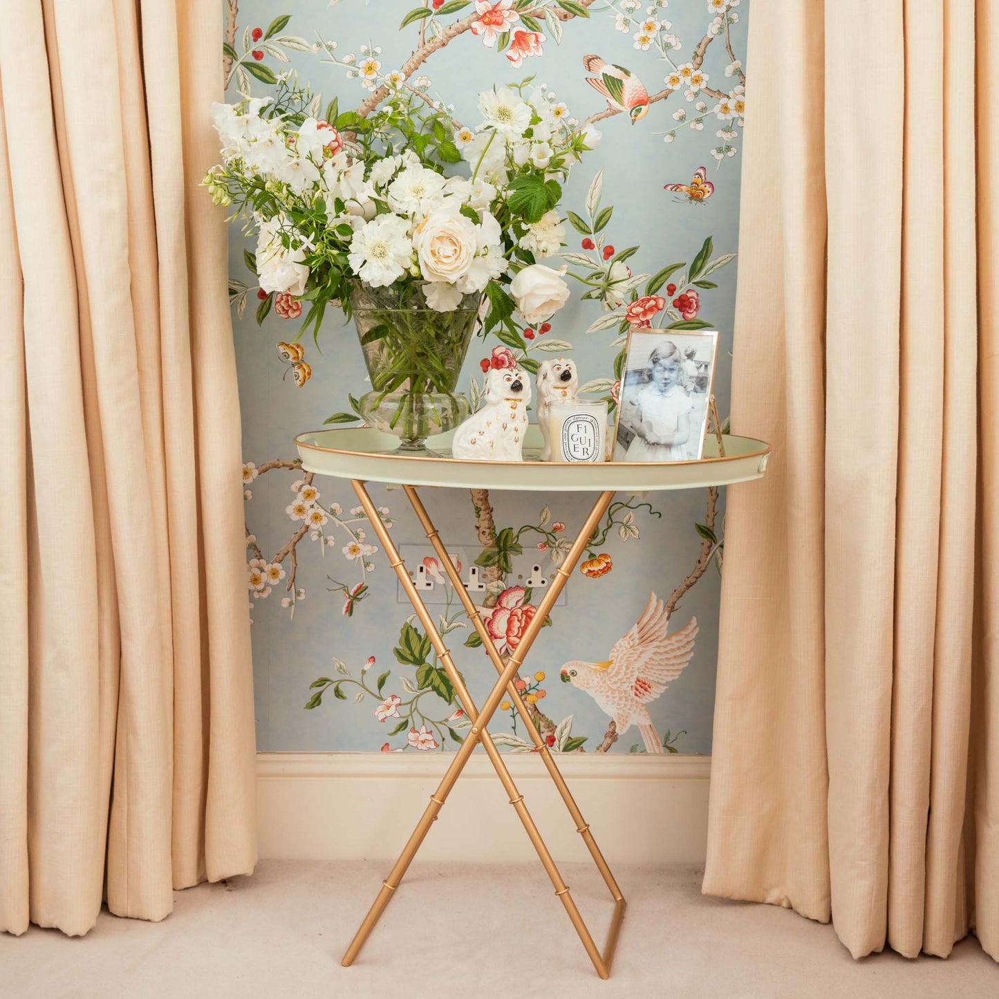 Vassoio rotondo Chinoiserie Tole con supporto