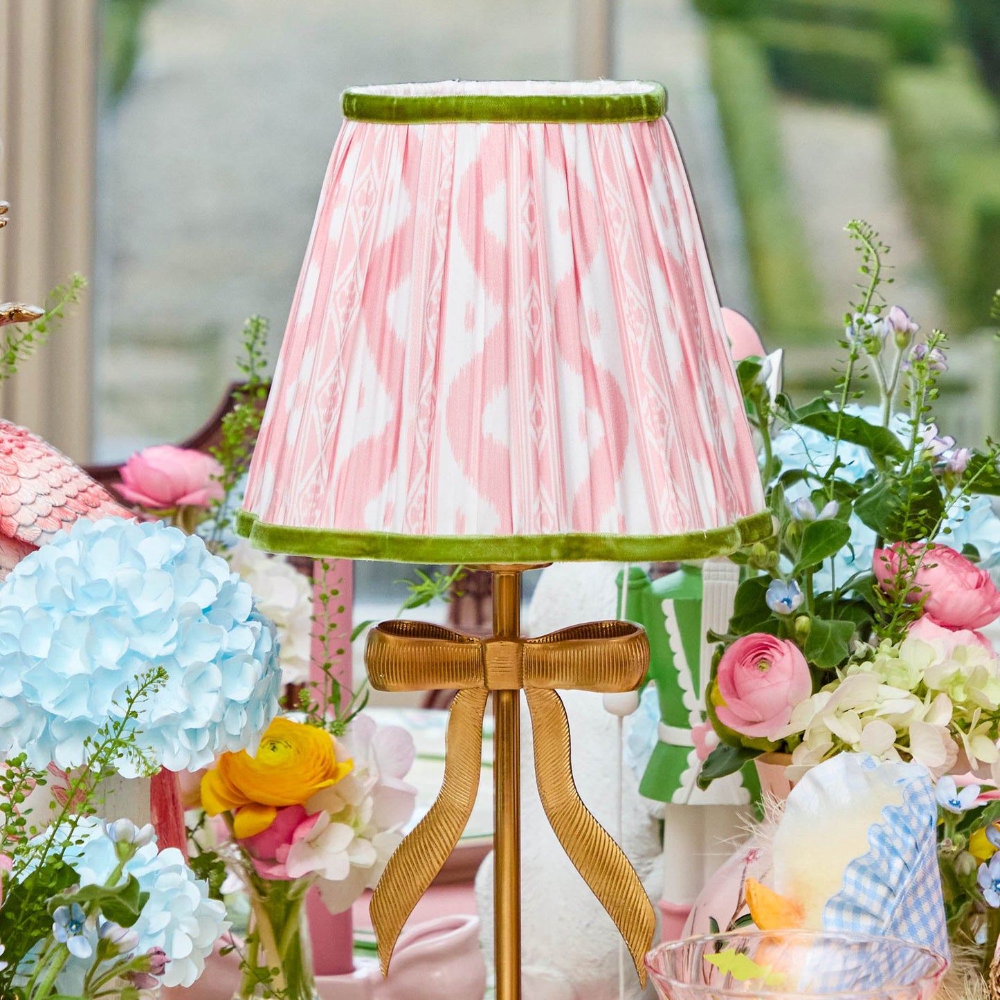 Lampada ricaricabile Marilyn Bow con paralume Ikat rosa e verde (18 cm)