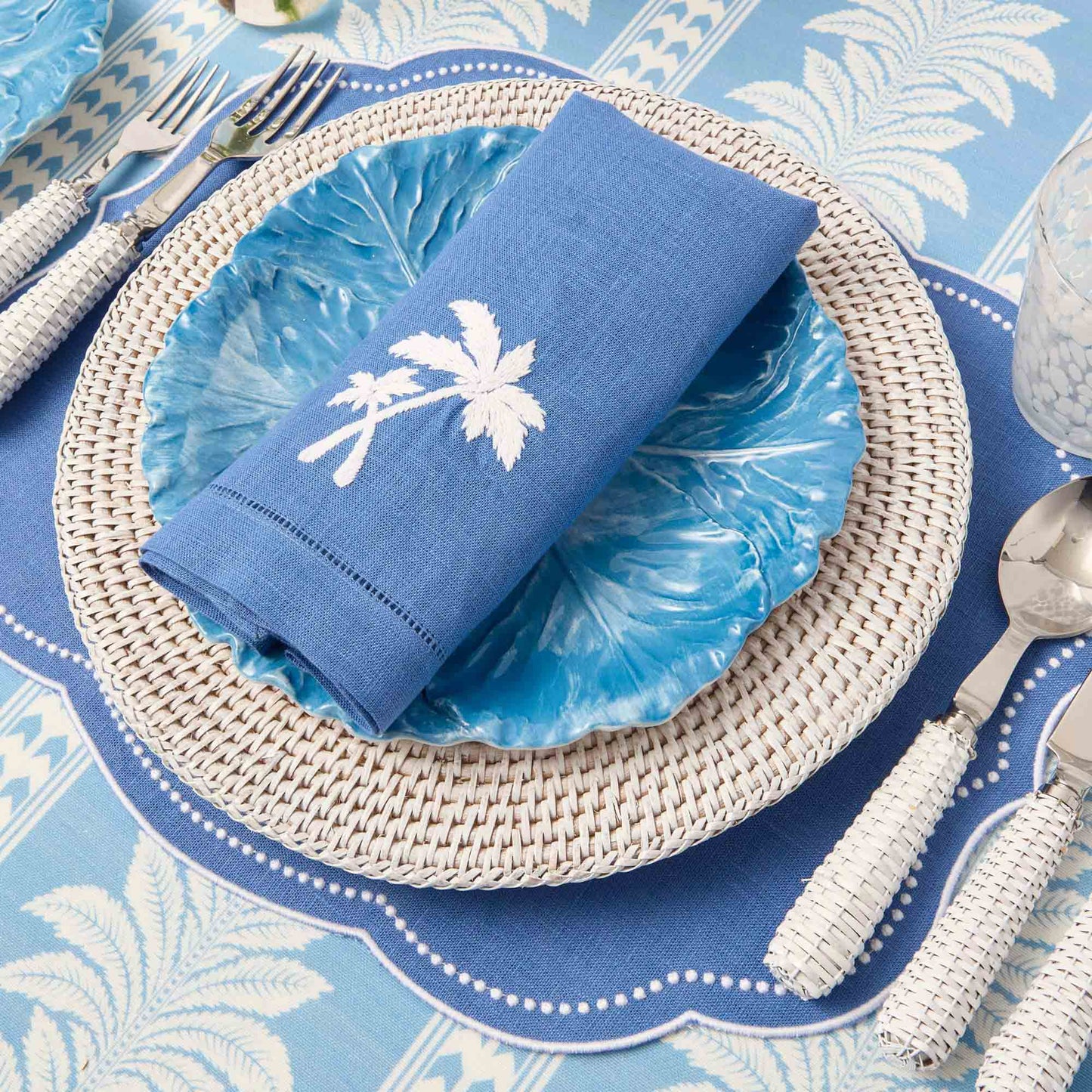 Tovagliette all'americana in lino blu Eloise e tovaglioli con palme (set da 4)