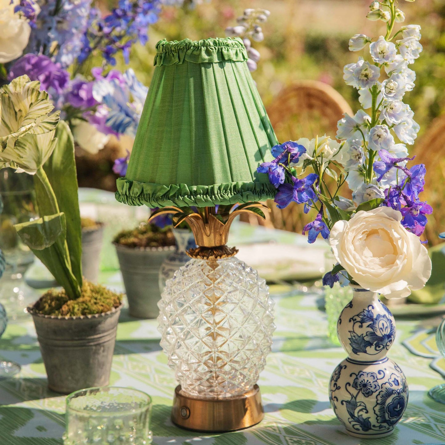 Lampada ricaricabile a forma di ananas in vetro con paralume in seta verde con volant (18 cm)