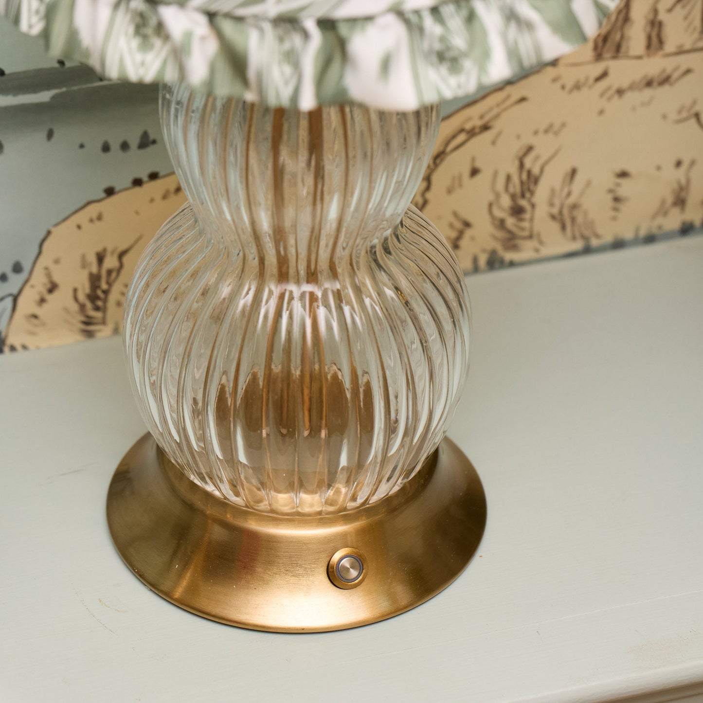 Lampada ricaricabile Bardot in vetro con paralume in volant color oliva Ikat (18 cm)
