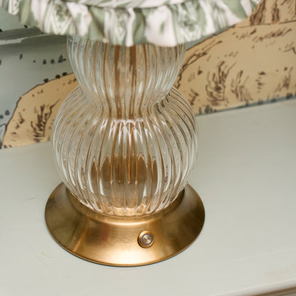 Lampada ricaricabile Bardot in vetro con paralume in volant color oliva Ikat (18 cm)