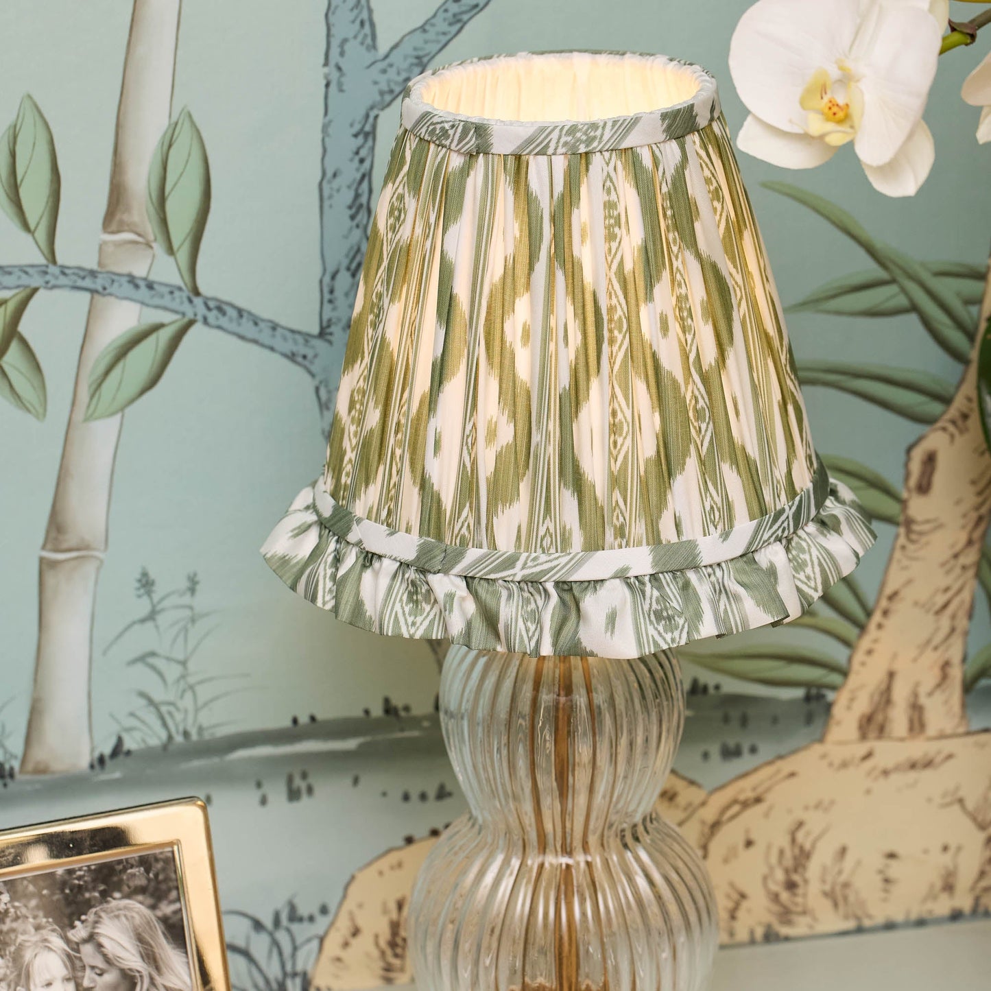 Lampada ricaricabile Bardot in vetro con paralume in volant color oliva Ikat (18 cm)