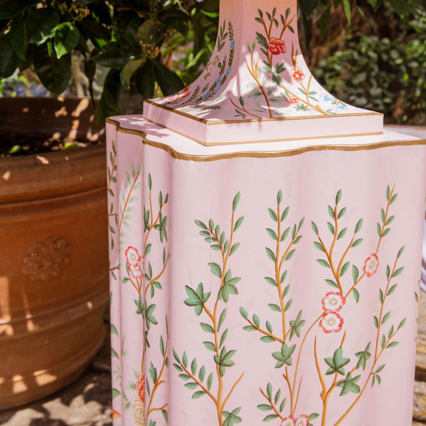 Urna e piedistallo in stile Chinoiserie rosa
