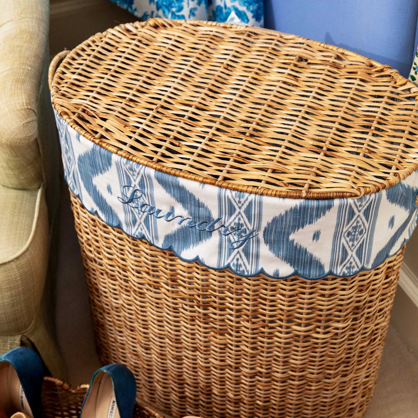 Cesto portabiancheria in rattan Isabella con fodera in ikat