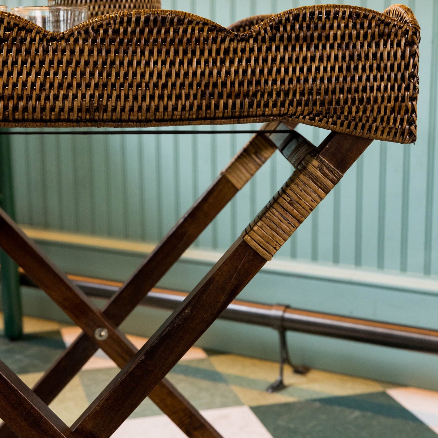 Vassoio in rattan marrone scuro