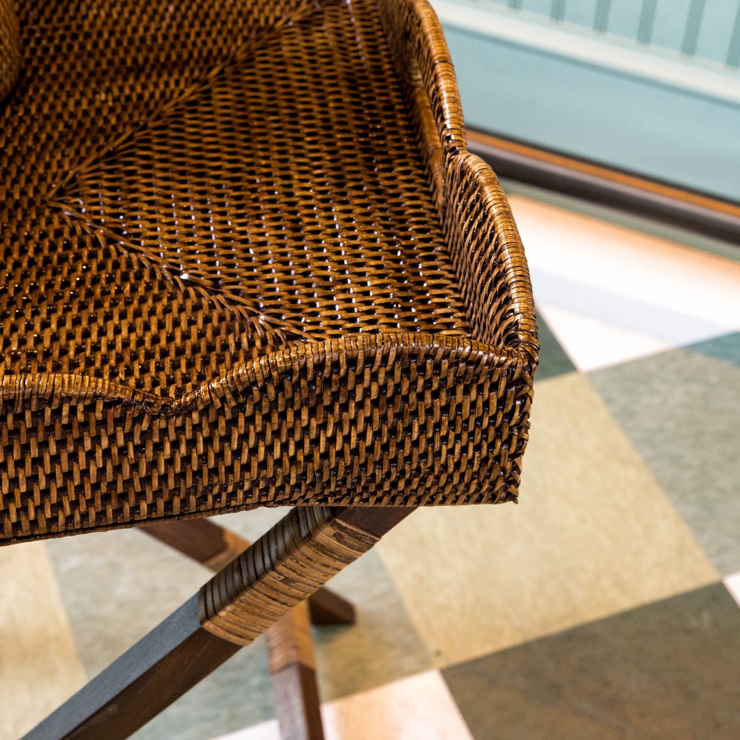 Vassoio in rattan marrone scuro
