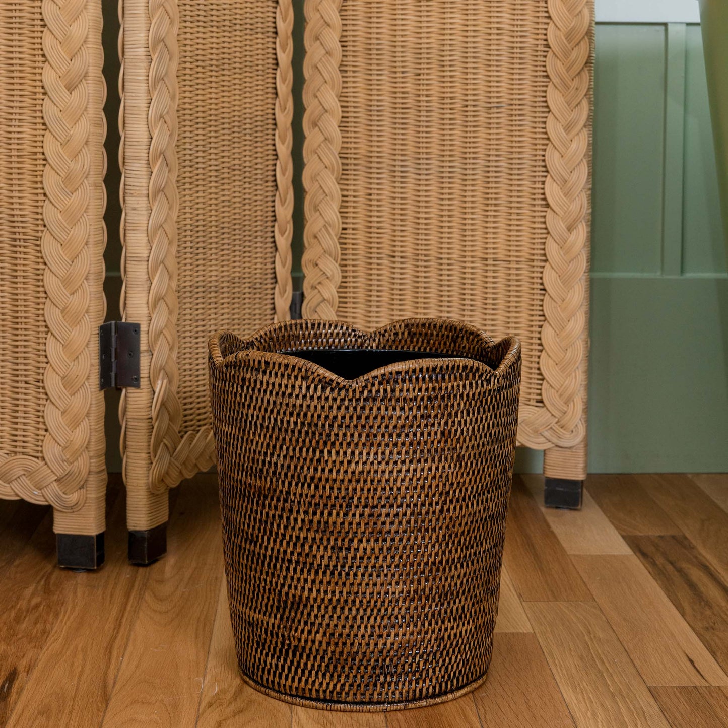 Cestino in rattan marrone scuro