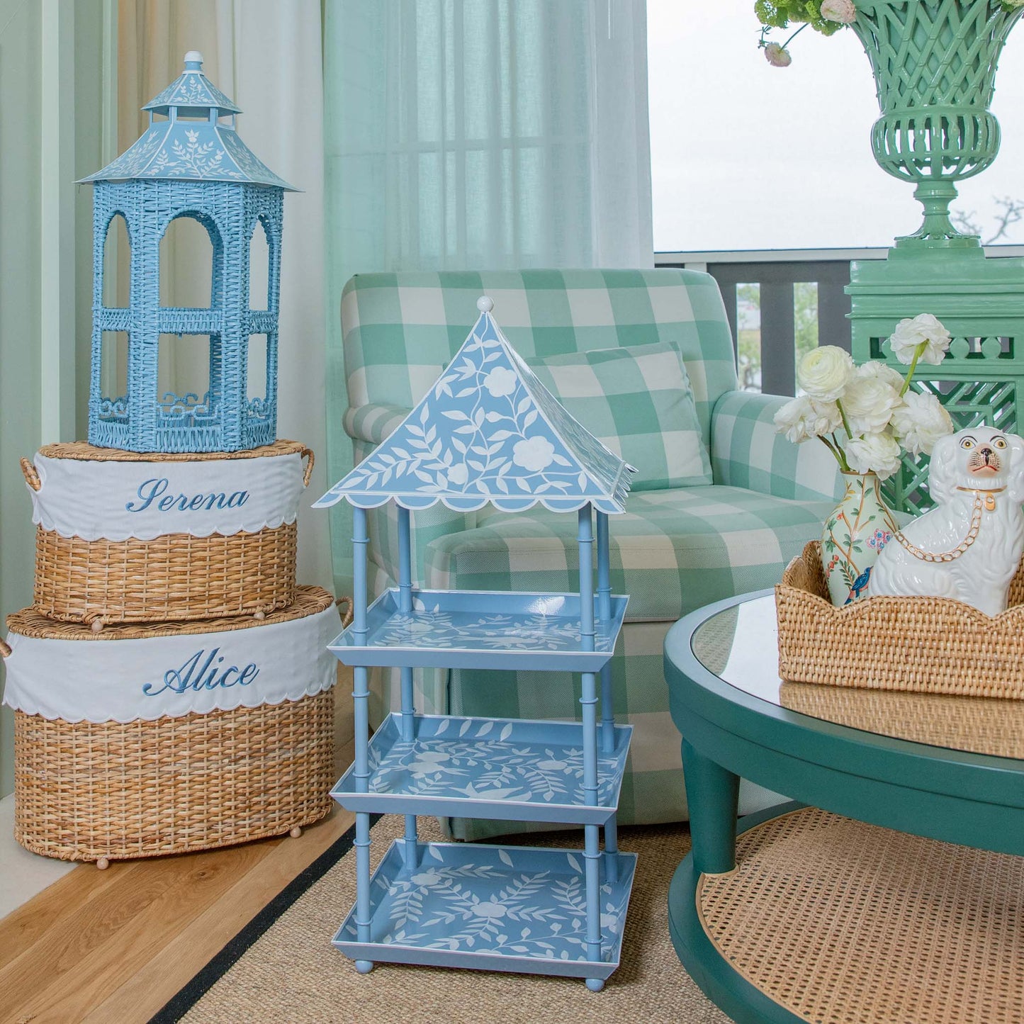 Supporto a pagoda a due livelli in rattan e tole blu