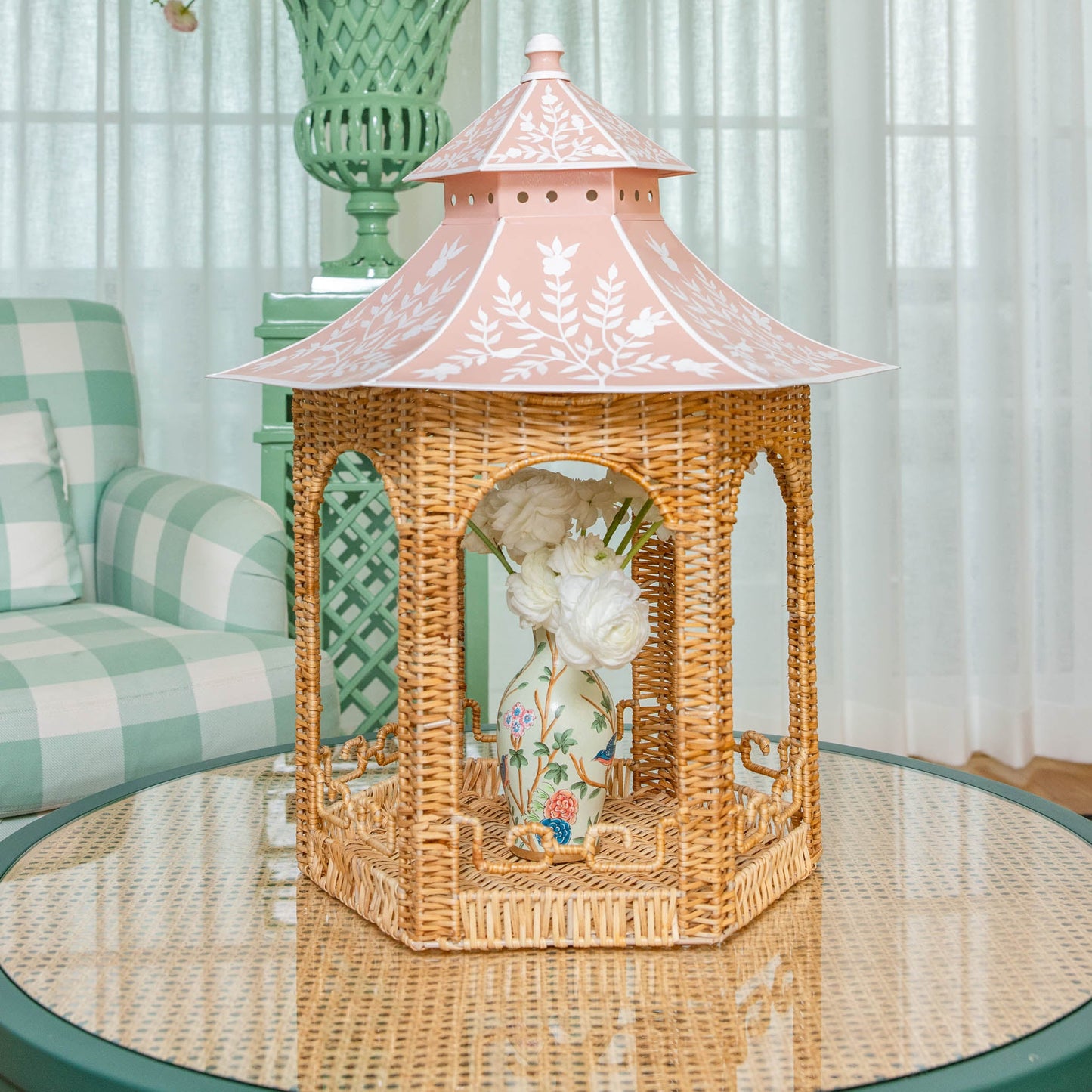 Grande lanterna pagoda in rattan naturale e chinoiserie rosa