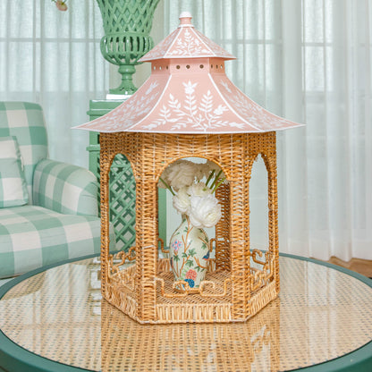 Grande lanterna pagoda in rattan naturale e chinoiserie rosa