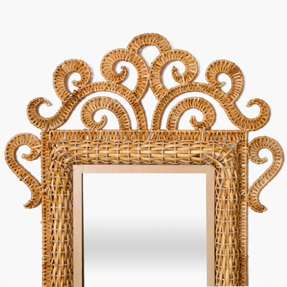 Il piccolo specchio in rattan