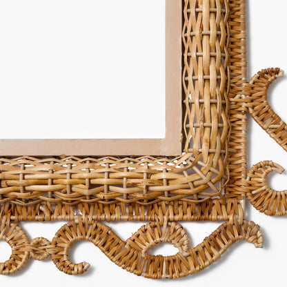 Il piccolo specchio in rattan